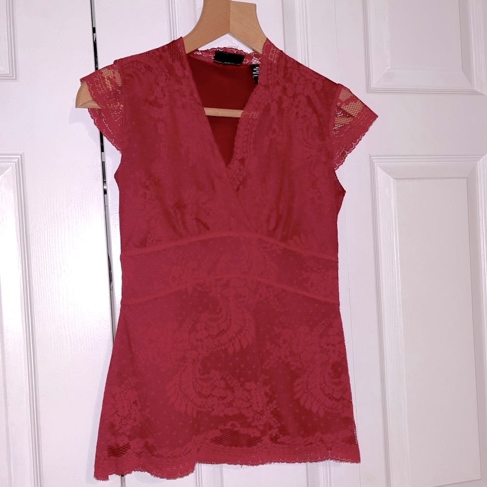 New York and Company red lace cap sleeve top, size XS